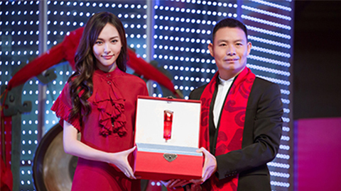 中国美正当红，，，，LETOUA股上市，，，，引领新时代